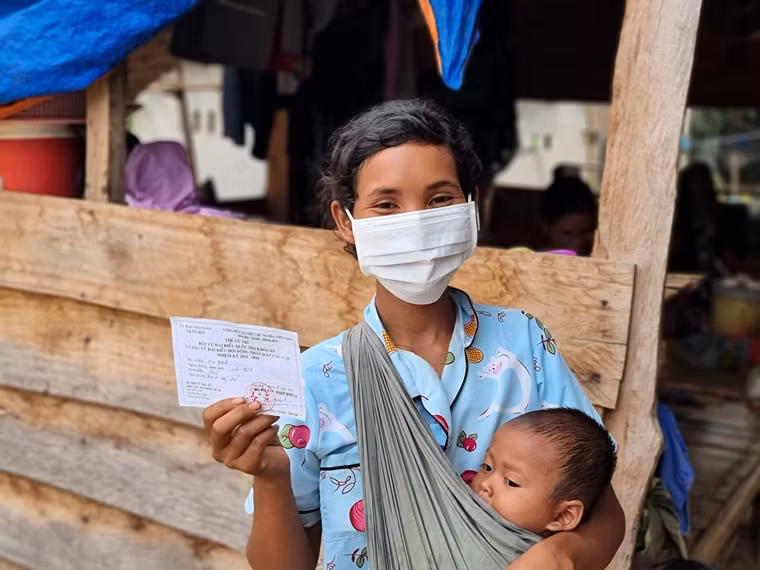 Người dân vùng đồng bào dân tộc thiểu số đã được phát thẻ cử tri và sẵn sàng cho đợt bỏ phiếu bầu cử. Ảnh: baolamdong.vn