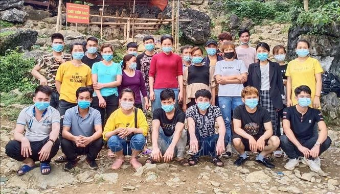 Các công dân nhập cảnh trái phép qua khu vực mốc 783 do Đồn Biên phòng Ngọc Chung (Cao Bằng) quản lý. Ảnh: TTXVN phát
