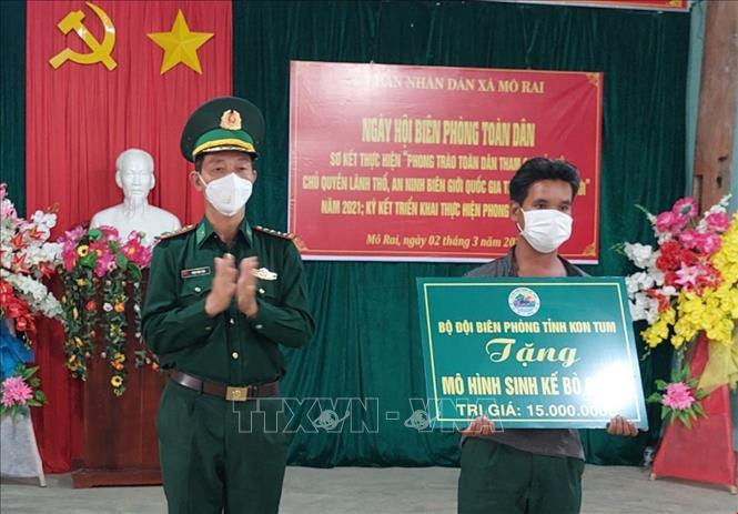 Bộ Chỉ huy Bộ đội Biên phòng tỉnh Kon Tum trao tặng mô hình sinh kế bò giống sinh sản cho người dân nghèo tại xã Mô Rai, huyện Sa Thầy, tỉnh Kon Tum. Ảnh: Khoa Chương – TTXVN