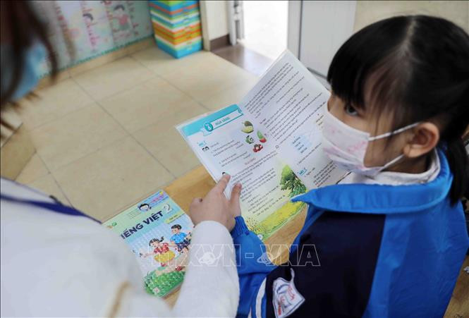 Học sinh lớp 2, trường Tiểu học Trung Thành, huyện Gia Lâm học trực tiếp tại trường. Ảnh: Thanh Tùng – TTXVN