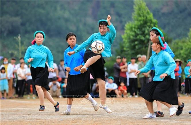 Các cô gái tranh bóng hồn nhiên, dễ thương mang lại tiếng cười cho khán giả. Ảnh: Thành Đạt – TTXVN