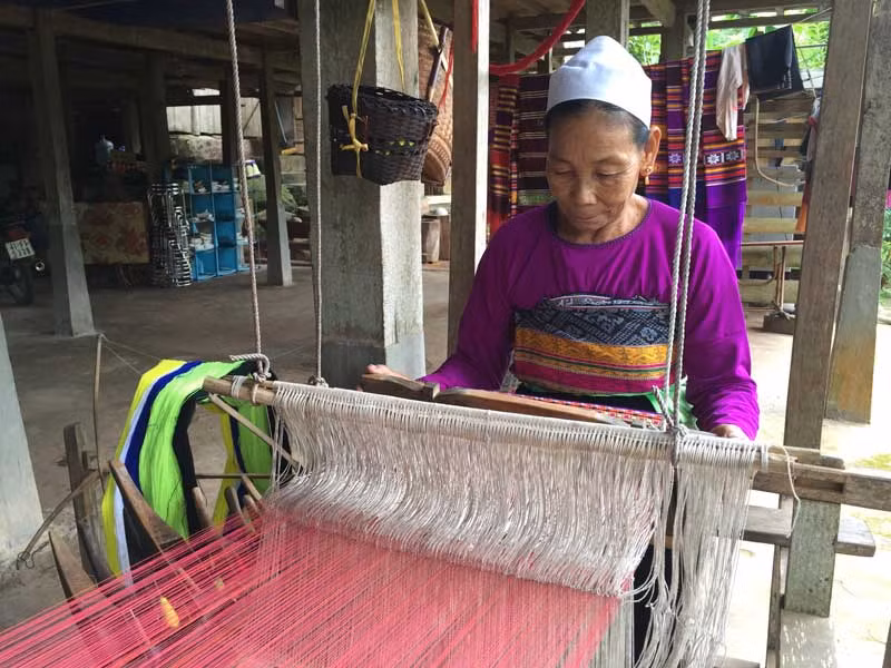 Dệt thổ cẩm là nghề truyền thống được người Thái ở Mai Châu (Hòa Bình) giữ gìn theo thời gian. Ảnh: baohoabinh.com.vn