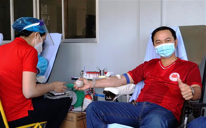 Trong ngày tổ chức hiến máu tình nguyện năm 2022, qua khám sàng lọc hiến máu, đã thu được 215 đơn vị máu. Ảnh: Chanh Đa-TTXVN