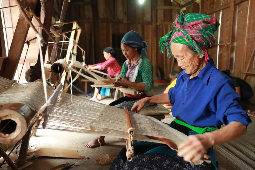 Dệt thổ cẩm ở xã Lùng Tám, huyện Quản Bạ (Hà Giang)
