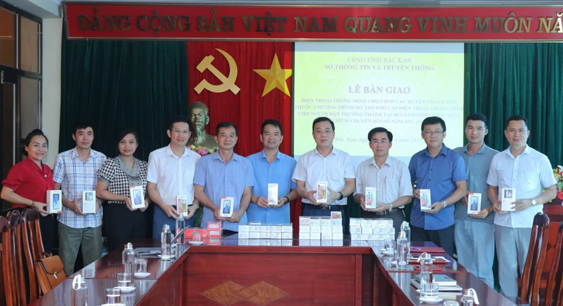 Bắc Kạn: Tặng điện thoại thông minh cho xã thí điểm chuyển đổi số