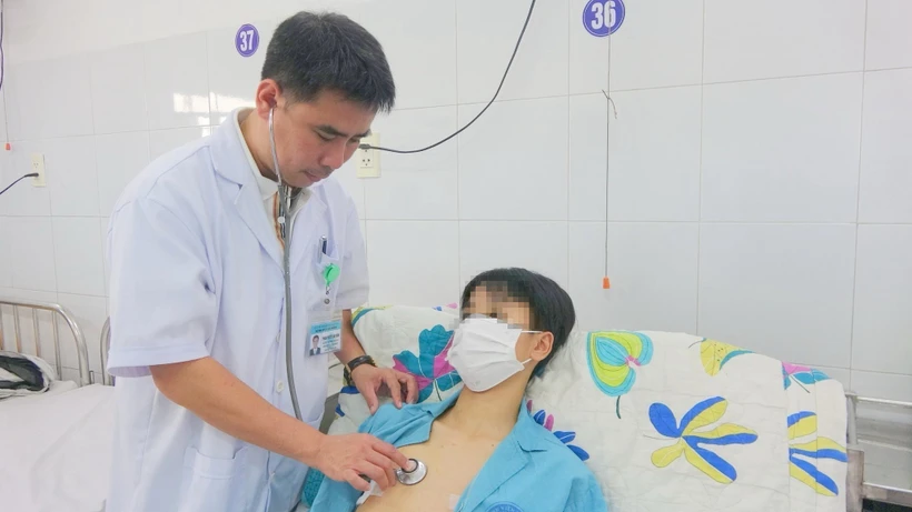Bác sĩ thăm khám bệnh nhân sau khi phẫu thuật. Ảnh: TTXVN