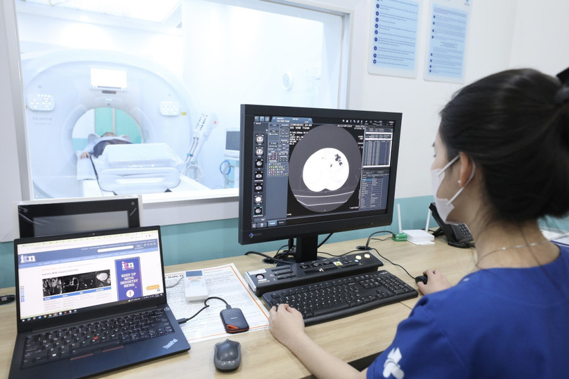 Với công nghệ chẩn đoán hình ảnh tích hợp AI thông minh và sự hỗ trợ của các chuyên gia chẩn đoán hình ảnh trực tuyến theo thời gian thực (real-time) từ xa, việc kiểm tra sức khỏe được thực hiện một cách thuận tiện và nhanh chóng. Ảnh: Minh Quyết – TTXVN