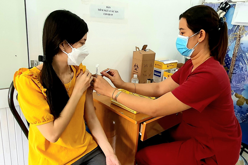 Lực lượng y tế tiêm vắc-xin phòng COVID-19 ở Sóc Trăng. Ảnh: Trung Hiếu-TTXVN