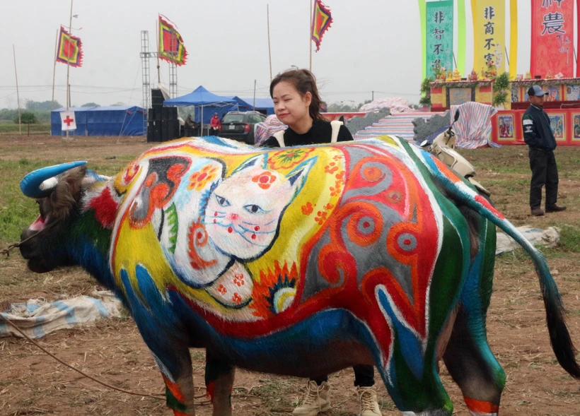 Năm nay là năm Quý Mão nên chủ đề các họa sỹ thể hiện xoay quanh hình tượng con mèo. Ảnh: Nguyễn Chinh - TTXVN