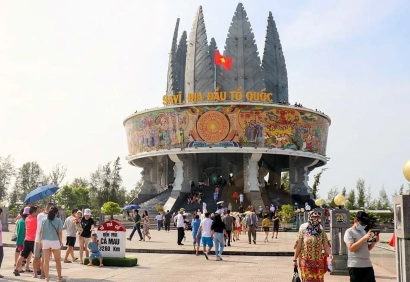 Khách du lịch đến tham quan khu du lịch Sa Vĩ. Ảnh: TTXVN phát