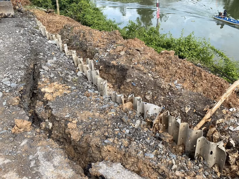 Long An: Khẩn trương khắc phục sạt lở nghiêm trọng tại cầu Bún Bà Của