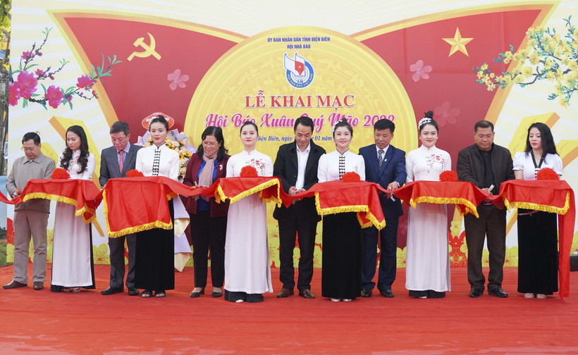 Đại biểu cắt băng khai mạc Hội báo Xuân Quý Mão 2023. Ảnh: Xuân Tư – TTXVN