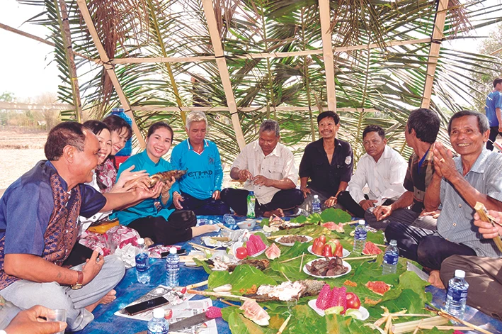 Tổ hợp tác đan lát hàng thủ công mỹ nghệ ở ấp Giồng Đình, xã Đại An, huyện Trà Cú (Trà Vinh) giải quyết việc làm thường xuyên cho nhiều phụ nữ Khmer. Ảnh: An Hiếu