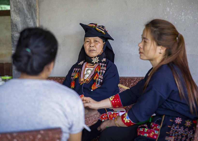 Mỗi năm, bà lang Phùng Thị Nội chữa bệnh cho khoảng 1.000 người, trong đó có nhiều bệnh nhân nghèo, được bà Nội sẵn sàng chữa bệnh miễn phí hoặc chỉ lấy một khoản phí rất nhỏ. Ảnh: Trọng Đạt