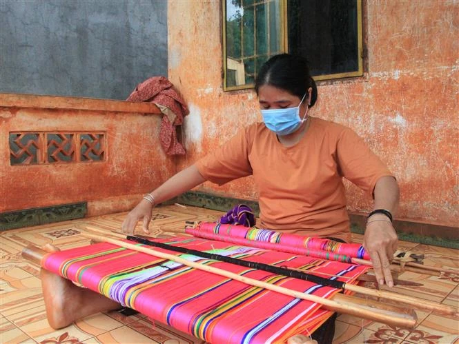 Phụ nữ S’tiêng phát huy nét đẹp dệt thổ cẩm