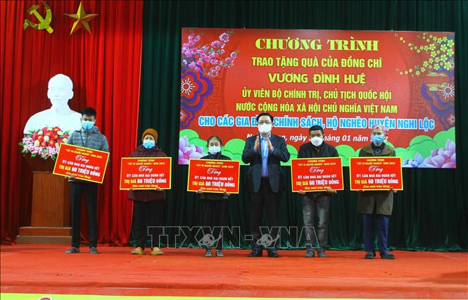 Chủ tịch Quốc hội Vương Đình Huệ trao tặng biển tượng trưng xây dựng 5 căn nhà tình nghĩa cho các gia đình hộ nghèo có hoàn cảnh đặc biệt khó khăn huyện Nghi Lộc. Ảnh: Tá Chuyên – TTXVN