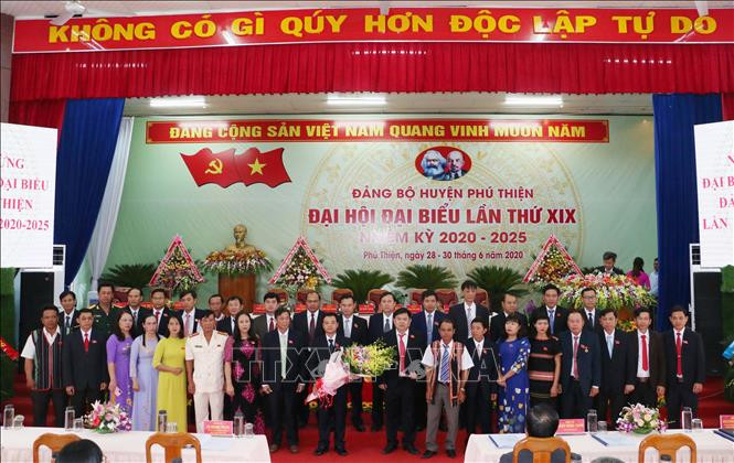 Ra mắt Ban Chấp hành Đảng bộ huyện Phú Thiện, nhiệm kỳ 2020 - 2025. Ảnh: TTXVN phát.