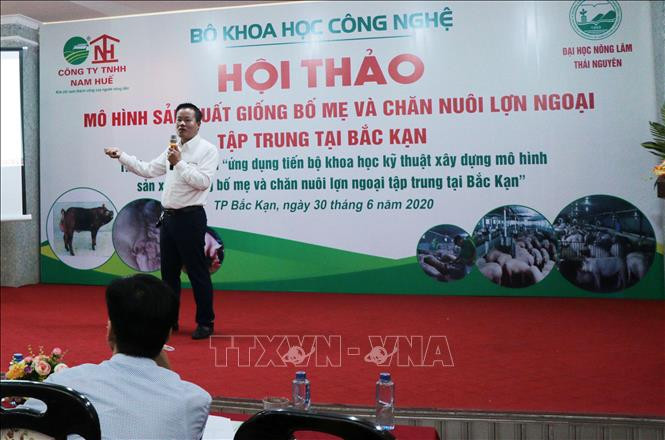 Các nhà khoa học giới thiệu mô hình tại hội thảo. Ảnh: Vũ Hoàng Giang – TTXVN