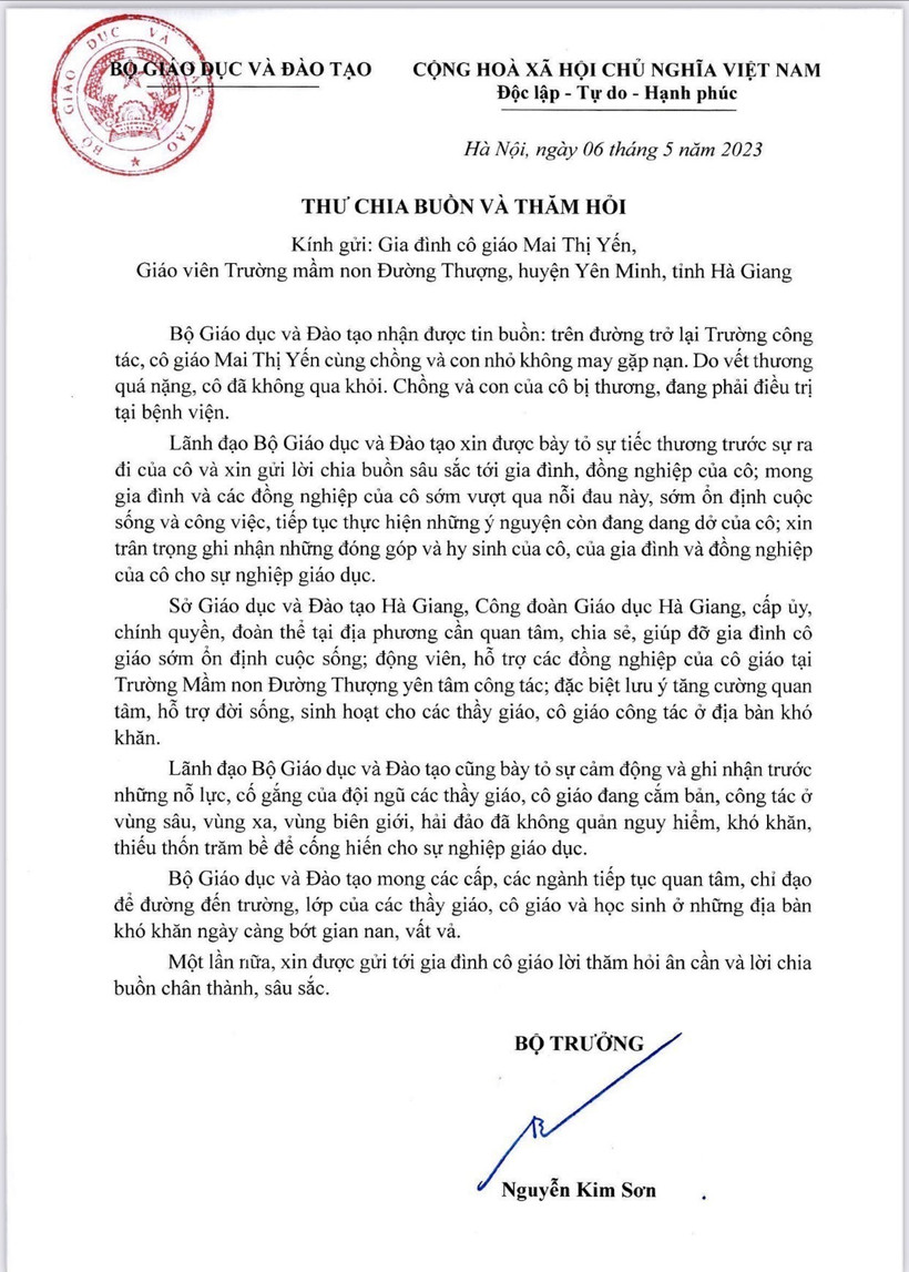 Thư chia buồn và thăm hỏi gia đình cô giáo mầm non ở Hà Giang. Ảnh: TTXVN phát