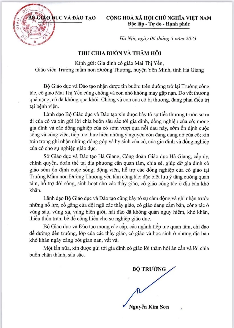 Thư chia buồn và thăm hỏi gia đình cô giáo mầm non ở Hà Giang. Ảnh: TTXVN phát