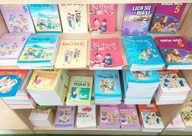 Sách giáo khoa tái bản đã sẵn sàng tại các cửa hàng phục vụ năm học mới
