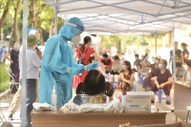 Trung tâm Y tế quận Hoàn Kiếm lấy mẫu xét nghiệm COVID-19 cho 500 người dân trên địa bàn phường Phan Chu Trinh. Ảnh: Minh Quyết - TTXVN