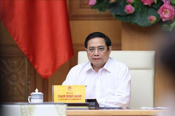 Thủ tướng Phạm Minh Chính chủ trì cuộc họp trực tuyến Chính phủ với Thành phố Hồ Chí Minh một số tỉnh lan cận để bàn các giải pháp, phương án cấp bách phòng, chống dịch COVID-19 trước những diễn biến phức tạp tại các địa phương này. Ảnh: Dương Giang-TTXVN