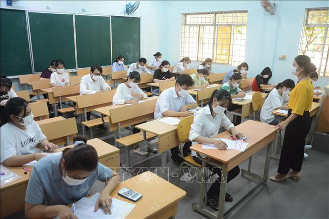 Các thí sinh tại điểm thi trường Chuyên THPT Lê Quý Đôn (Đà Nẵng). Ảnh: Văn Dũng - TTXVN