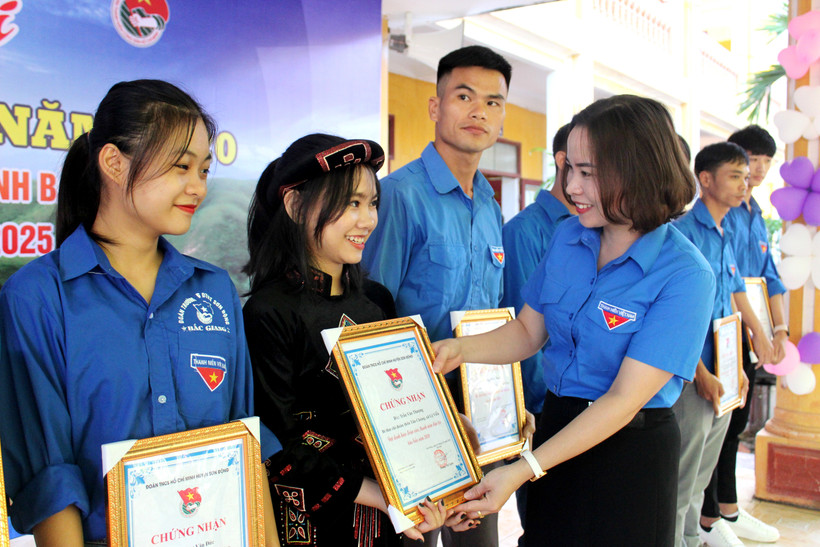 Đồng chí Hoàng Thị Ngân, Bí thư Huyện đoàn Sơn Động (Bắc Giang) trao giấy chứng nhận cho đoàn viên, thanh niên dân tộc thiểu số tiêu biểu năm 2020. Nguồn: sondong.bacgiang.gov.vn
