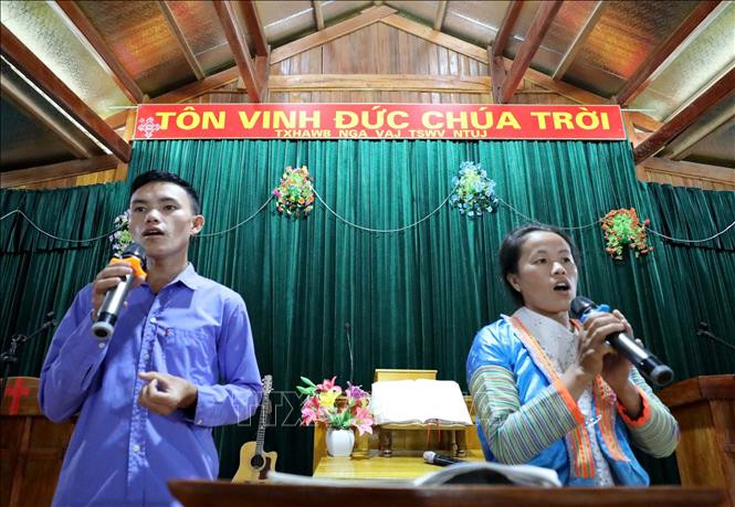 Những bài hát ca ngợi Chúa được chính đồng bào hát trong mỗi buổi sinh hoạt điểm. Ảnh: Nhật Anh – TTXVN
