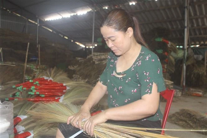 Chị Hoàng Thị Hưng làm giàu từ sản xuất chổi đót