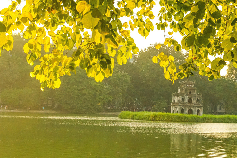 Chiều Thu bên hồ Hoàn Kiếm. Ảnh: Khánh Hoà – TTXVN