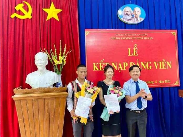 Kết nạp đảng viên là học sinh người DTTS tại Trường PT DTNT huyện Sa Thầy. Ảnh: tuyengiaokontum.org.vn