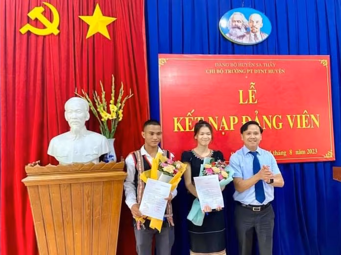 Kết nạp đảng viên là học sinh người DTTS tại Trường PT DTNT huyện Sa Thầy. Ảnh: tuyengiaokontum.org.vn