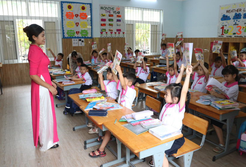 Học sinh lớp 1 Trường liên cấp Hoa Sen (thành phố Phan Rang – Tháp Chàm) tập trung chuẩn bị cho năm học mới 2023 - 2024. Ảnh: Nguyễn Thành – TTXVN