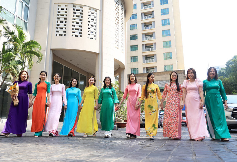 Cán bộ, phóng viên nữ Cơ quan TTXVN khu vực phía Nam hưởng ứng Tuần lễ Áo dài 2023. Ảnh: Hồng Đạt - TTXVN