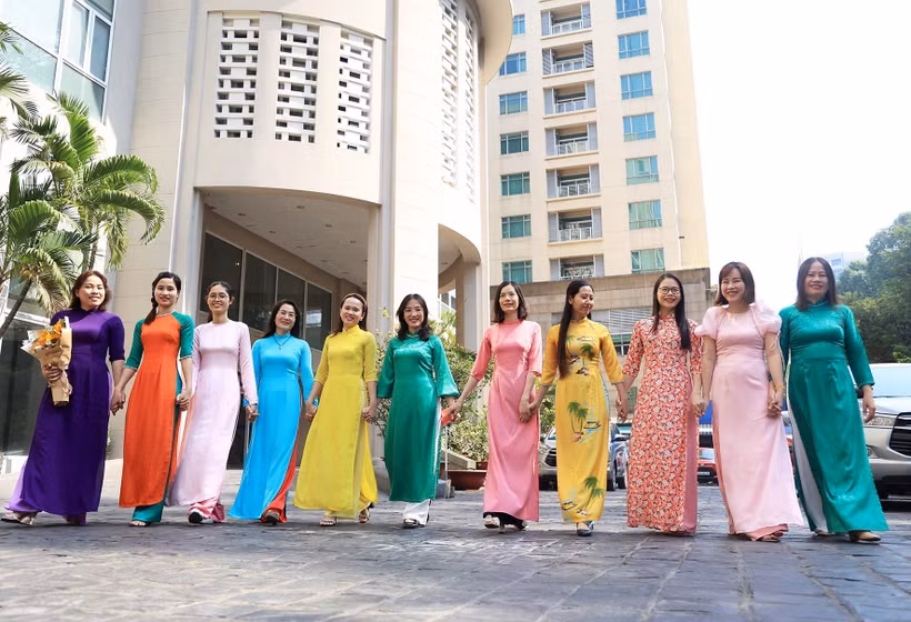 Cán bộ, phóng viên nữ Cơ quan TTXVN khu vực phía Nam hưởng ứng Tuần lễ Áo dài 2023. Ảnh: Hồng Đạt - TTXVN