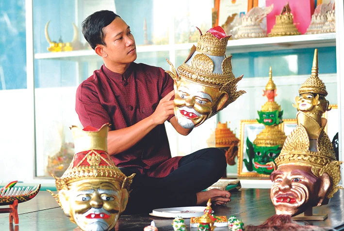 Thạch Huỳnh Thươne đã có một kho tàng mão, mặt nạ mang đậm bản sắc văn hóa Khmer Nam Bộ do chính tay anh chế tác. Ảnh: An Hiếu