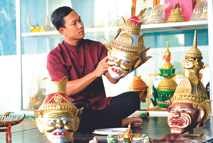 Thạch Huỳnh Thươne đã có một kho tàng mão, mặt nạ mang đậm bản sắc văn hóa Khmer Nam Bộ do chính tay anh chế tác. Ảnh: An Hiếu