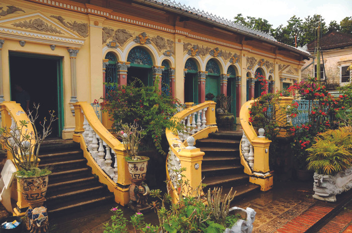Nhà cổ Bình Thủy nằm trên đường Bùi Hữu Nghĩa, phường Bình Thủy, quận Bình Thủy được xây dựng từ năm 1870 trên diện tích hơn 6.000 m2 , gồm 5 gian 2 mái, kiến trúc kết hợp hài hòa giữa văn hóa phương Đông và phương Tây. Ảnh: Phúc Thanh