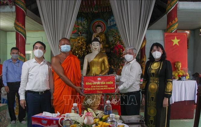 Chủ tịch Ủy ban Trung ương Mặt trận Tổ quốc Việt Nam Đỗ Văn Chiến tặng quà chúc Tết Chôl Chnăm Thmây 2022 đến Hội Đoàn kết sư sãi yêu nước tỉnh. Ảnh: Hồng Thái – TTXVN