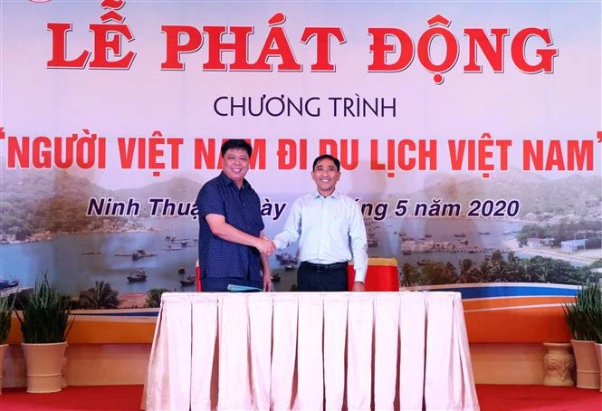Hiệp hội Du lịch và Sở Văn hóa-Thể thao và du lịch tỉnh Ninh Thuận ký kết Chương trình “Người Việt Nam đi du lịch Việt Nam”. Ảnh: Công Thử - TTXVN