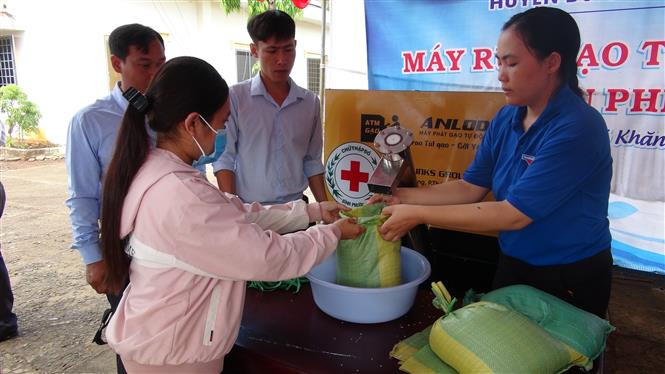 Dịch COVID-19: Máy phát gạo tự động và gian hàng 0 đồng tiếp tục về vùng biên Bình Phước