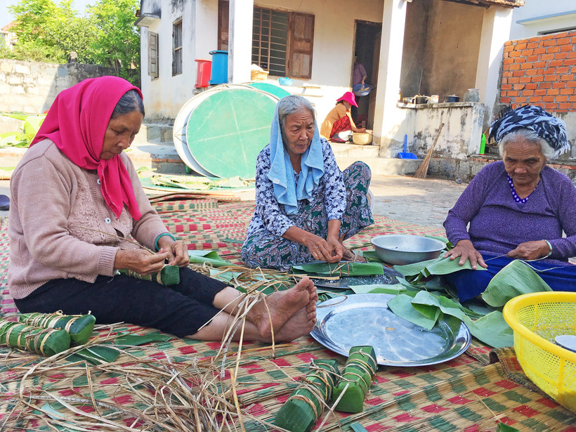 Vào dịp lễ hội, Tết Rija Nagar, phụ nữ Chăm lại cùng nhau chuẩn bị nguyên liệu để gói bánh tapei anung rồi lựa ra những chiếc bánh ngon nhất, đẹp nhất dâng lên thần linh và tổ tiên. Ảnh: Isvan Campa