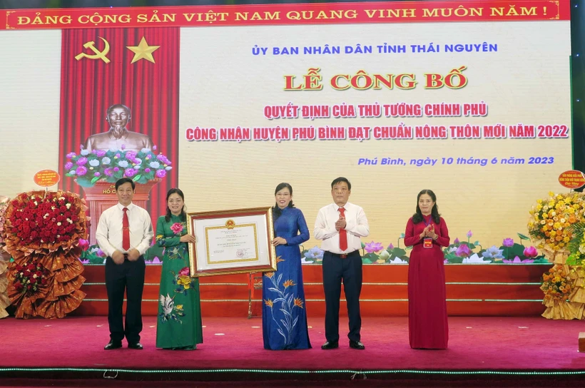 Thái Nguyên: Công bố quyết định công nhận huyện Phú Bình đạt chuẩn nông thôn mới