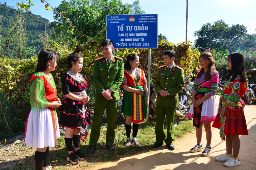 Lực lương công an huyện Hàm Yên trò chuyện với các bạn trẻ người Mông tại thôn Cao Đường, xã Yên Thuận. Ảnh: TTXVN phát