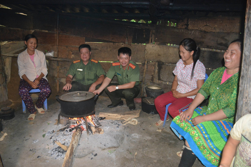 Đội an ninh công an huyện Na hang luôn thực hiện "4 cùng" với đồng bào Mông trên địa bàn huyện. Ảnh: TTXVN phát