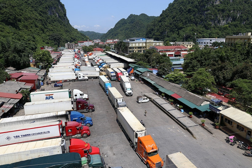 Xe chở hàng hóa xuất nhập khẩu tại Cửa khẩu Tân Thanh (Lạng Sơn). Ảnh: Phạm Hậu