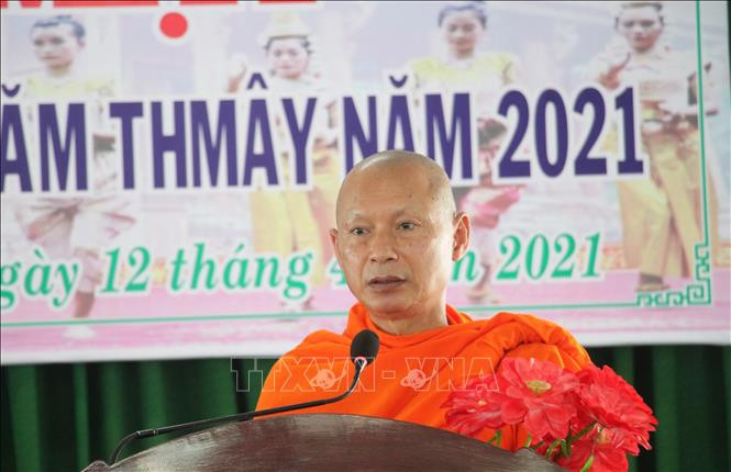 Thượng tọa Sơn Ngọc Huynh, Phó Ban trị sự Phật giáo Việt Nam tỉnh Vĩnh Long, Chủ tịch Hội Đoàn kết Sư sãi yêu nước tỉnh phát biểu tại buổi họp mặt. Ảnh: Lê Thúy Hằng – TTXVN