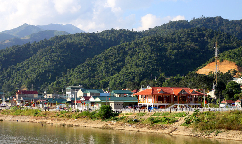 Một góc bản tái định cư kiểu mẫu của thị trấn Mường Tè, huyện Mường Tè (Lai Châu) được đầu tư đồng bộ, khang trang và sạch đẹp. Ảnh: Việt Hoàng - TTXVN